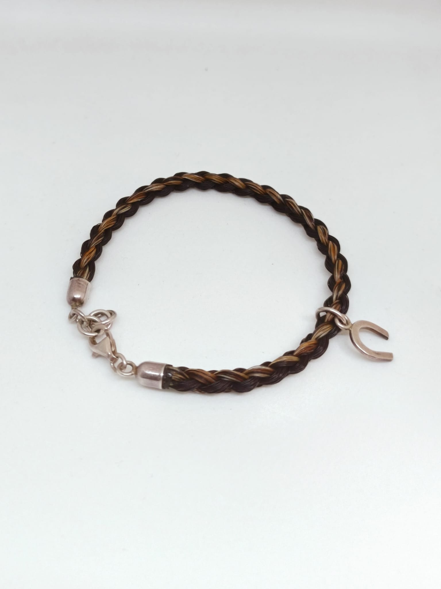 Voorbeeld armband met rond gevlochten haren (incl. hoefijzerbedeltje en verlengstuk) zilver